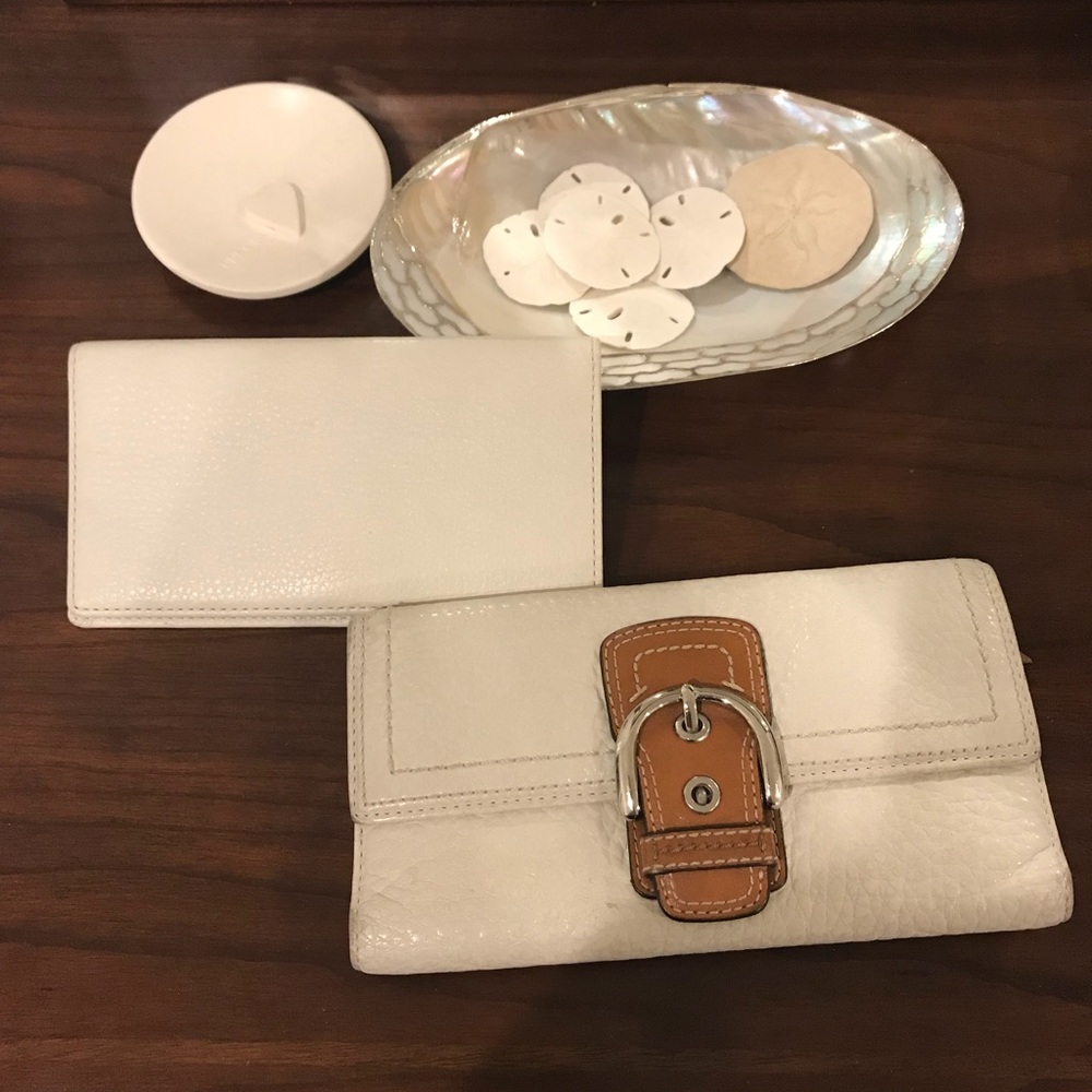 Essential white wallet